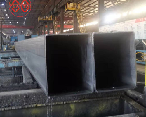 どのような要因が角モーメント管の送り精度に影響するのか。