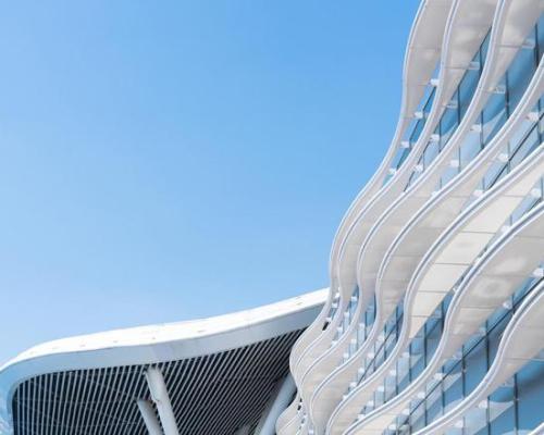 構造最適化によりコストを20%削減した鉄骨造の組立式多層建築物