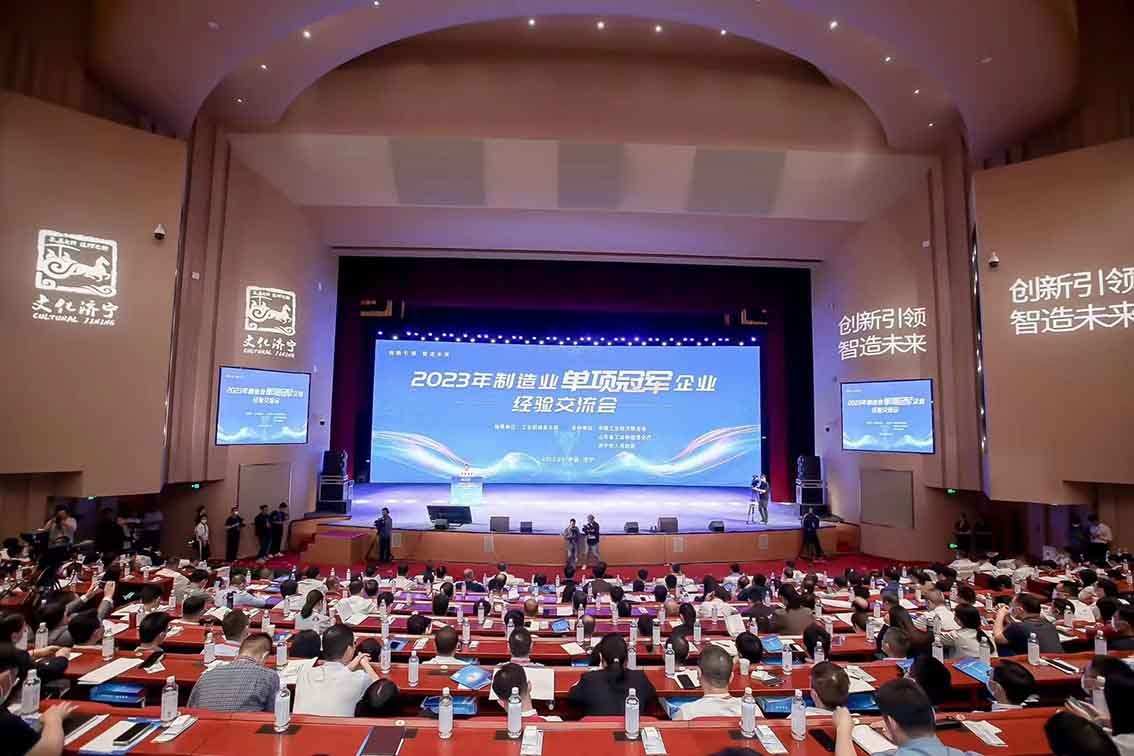 Tianjin Yuantai Derun Steel Pipe Manufacturing Group, as a representative of the 2023 manufacturing sector rectangular tube single champion demonstration enterprise, went on stage to receive the award