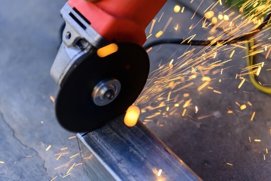 Cutting square tubes with an angle grinder