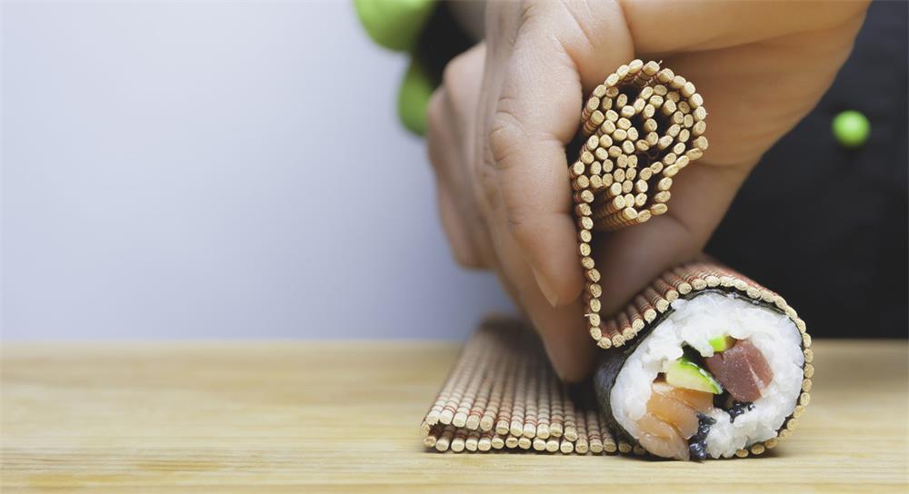 the skills of using bamboo sushi mats to roll sushi rolls