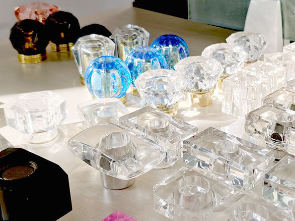 Custom plastic perfume caps wholesale on glass fragrance bottles