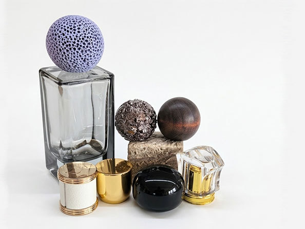 Perfume caps in wood, zamac, plastic and aluminum on glass fragrance bottles