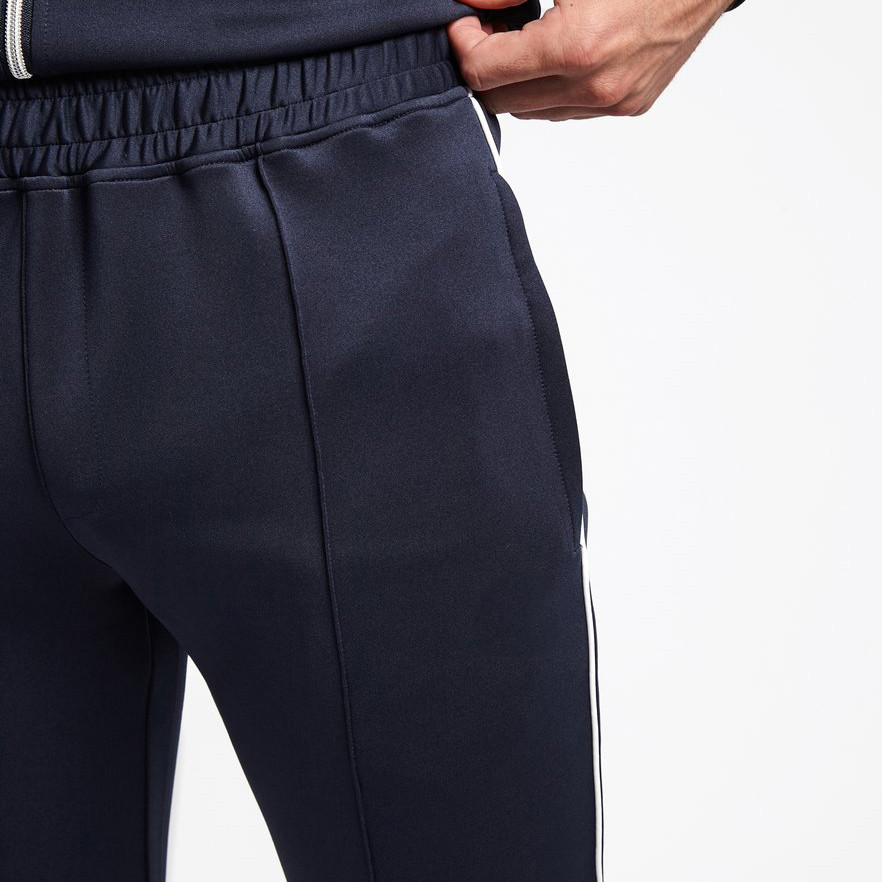 completo di pantaloni da jogging