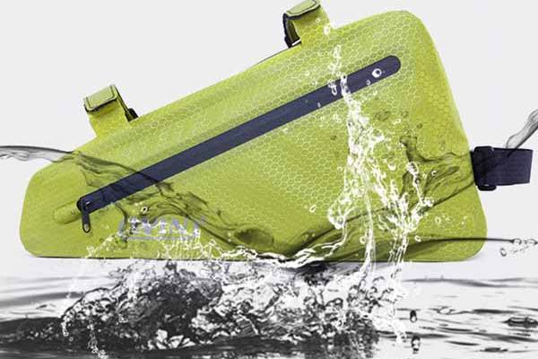 Our Winfung team tells you the difference between waterproof and water repellent fabric?