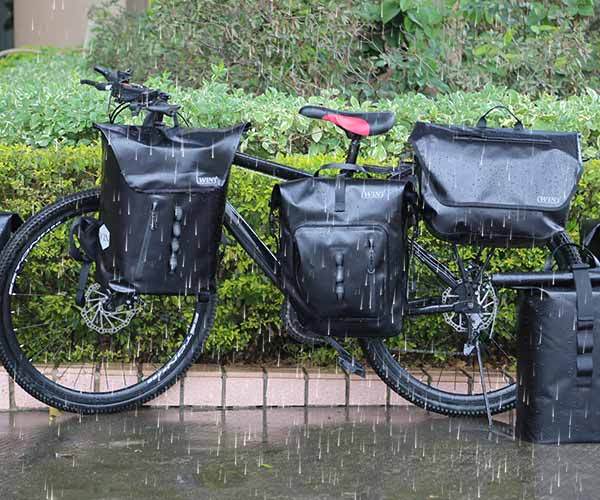 Waterproof bags can protect our belongings from getting wet in rainy days