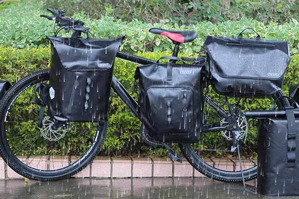 Waterproof bags can protect our belongings from getting wet in rainy days