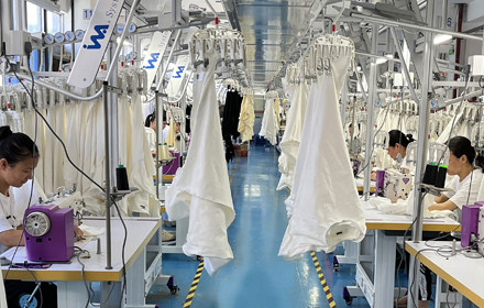 HUCAI activewear sewing line and in-process quality inspection for custom men's activewear sample-to-bulk production