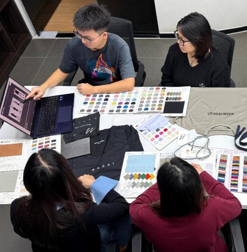 How to Choose a Custom Activewear Factory That Offers Both Men's and Women's Collections