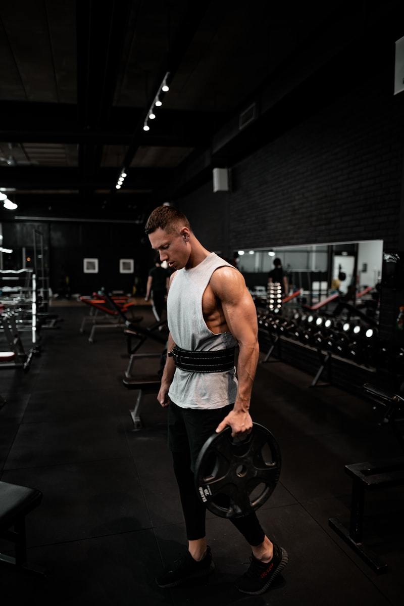 Man in a white tank top during training, showing the fit points checked in men's activewear top wear tests