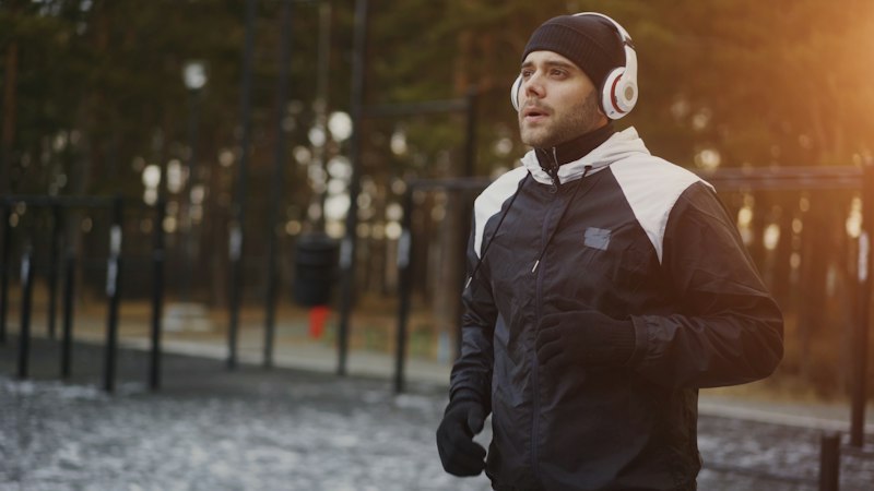 How Men's Running Brands Should Plan an Autumn/Winter Drop in Waves Instead of One Large Launch