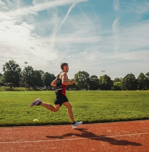 Race-Day vs Training-Day Men's Running Tops: Fabric Weight, Fit, Ventilation and Durability