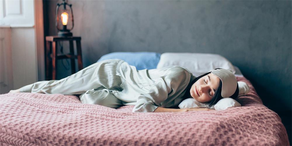 ثلاثة أنماط شائعة لفساتين النوم للنساء
