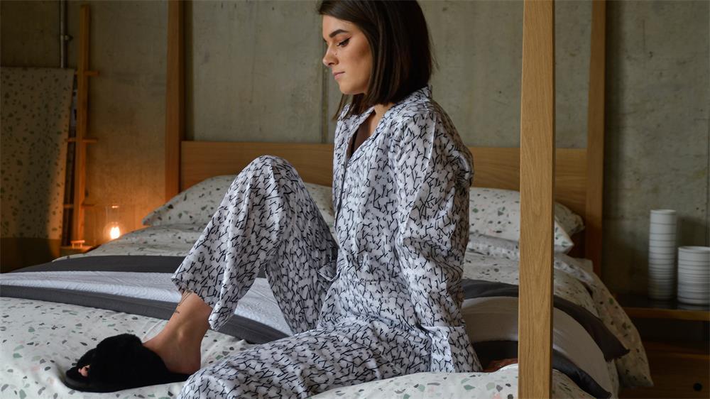 whether we should choose flannel pajamas or coral fleece pajamas