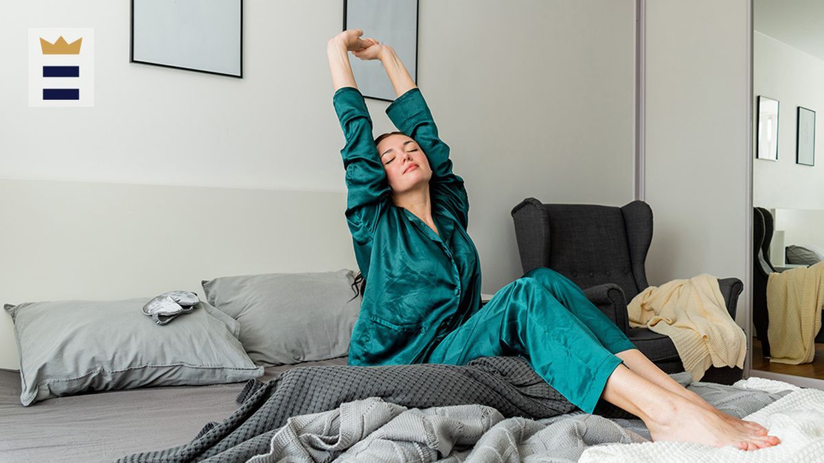 une variété de styles de pyjamas en soie