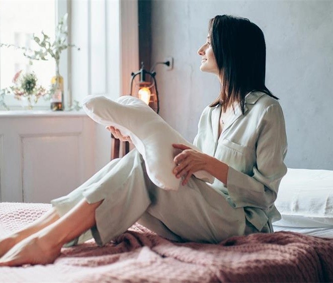 Why Are Silk Pajamas Often a Premium Choice for Women?