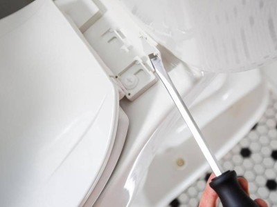 How Do We Properly Disassemble the Toilet?