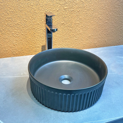 Lavabo de cerámica negro mate del mostrador del cuarto de baño de la encimera del diseño personalizado redondo sobre el mostrador
