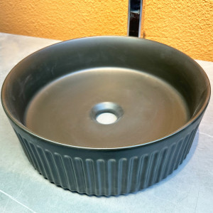 Lavabo de cerámica negro mate del mostrador del cuarto de baño de la encimera del diseño personalizado redondo sobre el mostrador