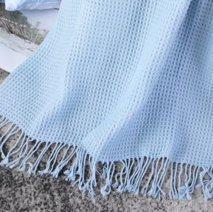 Couverture tricotée légère douce de motif de gaufre en gros avec des glands de l'usine chinoise