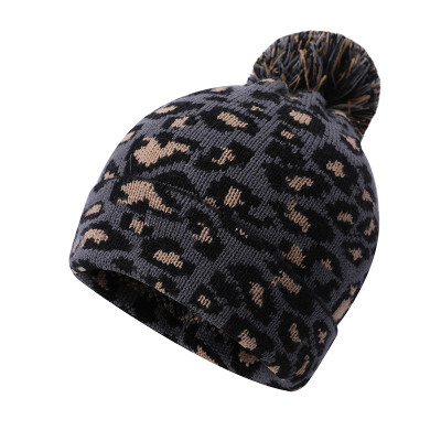 Les dames d'OEM ont tricoté des chapeaux anti-boulochage en gros de motif léopard du fournisseur chinois