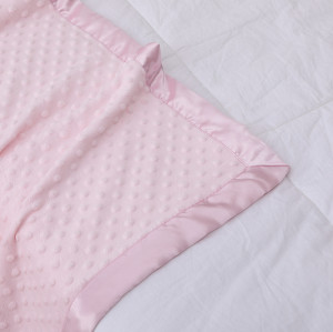 Mantas de bebé tejidas al por mayor con forro punteado de doble capa con manta estampada de satén tierno