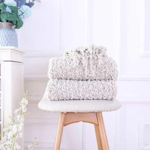 Couverture de jet en gros tricoté en chenille moelleux avec des glands décoratifs