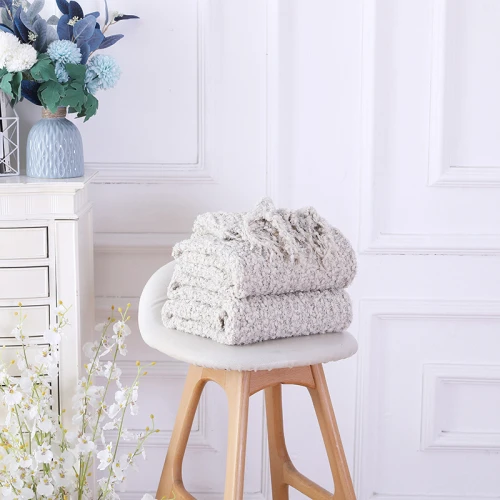 Couverture de jet en gros tricoté en chenille moelleux avec des glands décoratifs