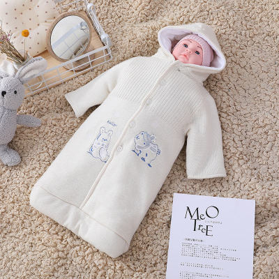Sac de couchage tricoté pour bébé nouveau-né en gros anti-boulochage avec capuche, corps avec broderie et bouton