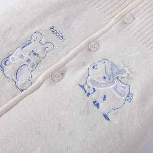 Sac de couchage tricoté pour bébé nouveau-né en gros anti-boulochage avec capuche, corps avec broderie et bouton