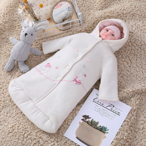 Großhandel Neugeborener gestrickter Schlafsack Anti-Pilling mit Kapuze, Körper mit Knopf und Stickmuster