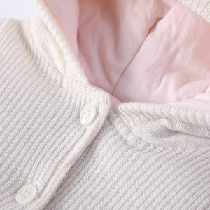 Saco de dormir BabyGirl de punto recién nacido al por mayor Anti-pilling con capucha, cuerpo con botón y diseño de bordado