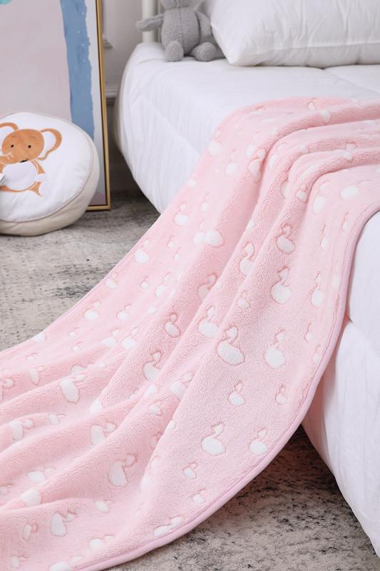 Couverture recyclable en gros de fille de bébé de flanelle mignonne d'OEM, modèle imprimé avec le cygne