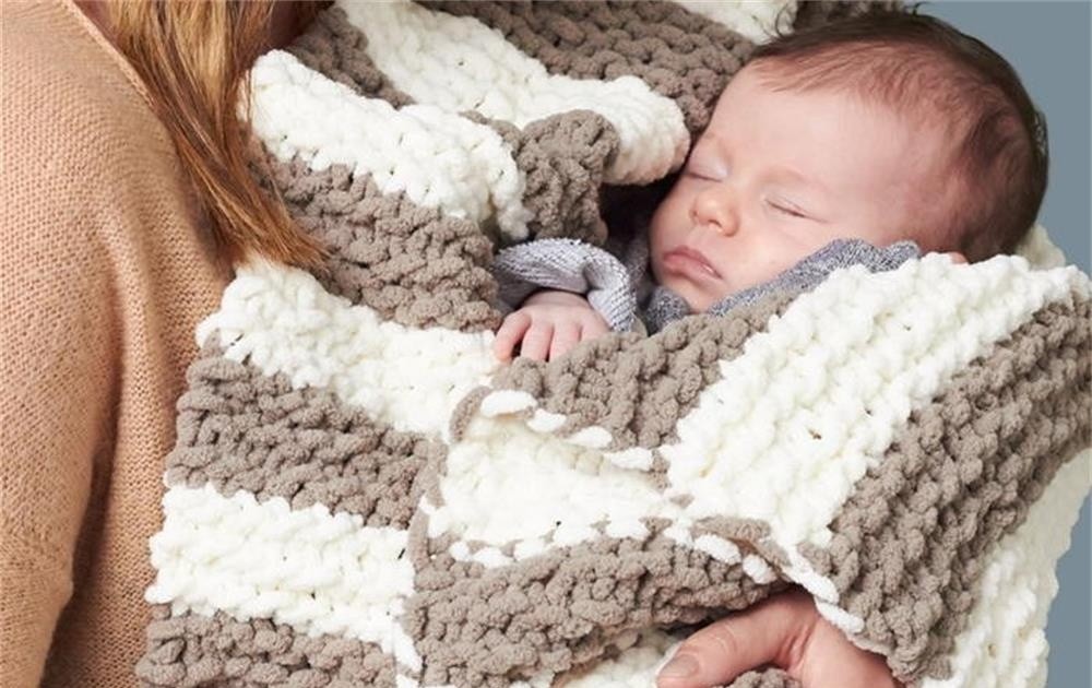  four tips for choosing the right knitted blanket for your baby