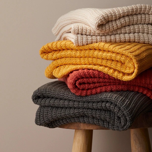 What is a Recycled Knitted Blanket and what are its pros and cons?