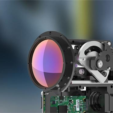 تصميم نظام بصري مدمج يعمل بالأشعة تحت الحمراء بنسبة تكبير عالية