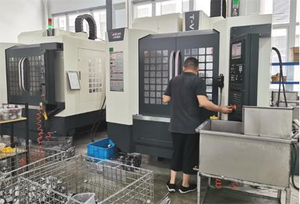 TPON Water Pump Factory Precision Machining Workshop: Precision Processing of Stainless Steel Oil Cylinders