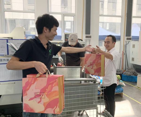 TPON distributes Mid-Autumn Festival benefits to employees