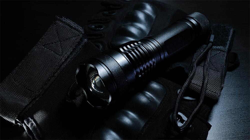 the six advantages of LED flashlights compared with regular flashlights