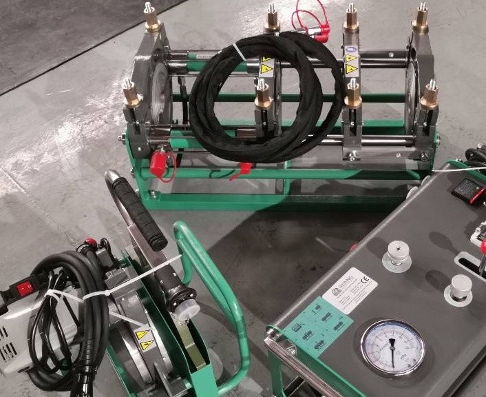 Qual é o processo de operação específico da máquina de solda manual de topo?
