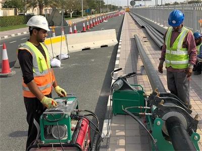 Quais são as características e procedimentos operacionais das máquinas de solda de topo manuais?
