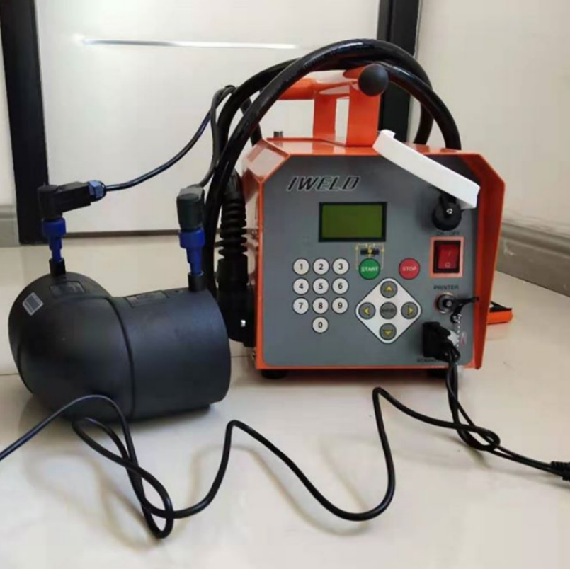 Electrofusion welding machine controlling a polyethylene pipe joint