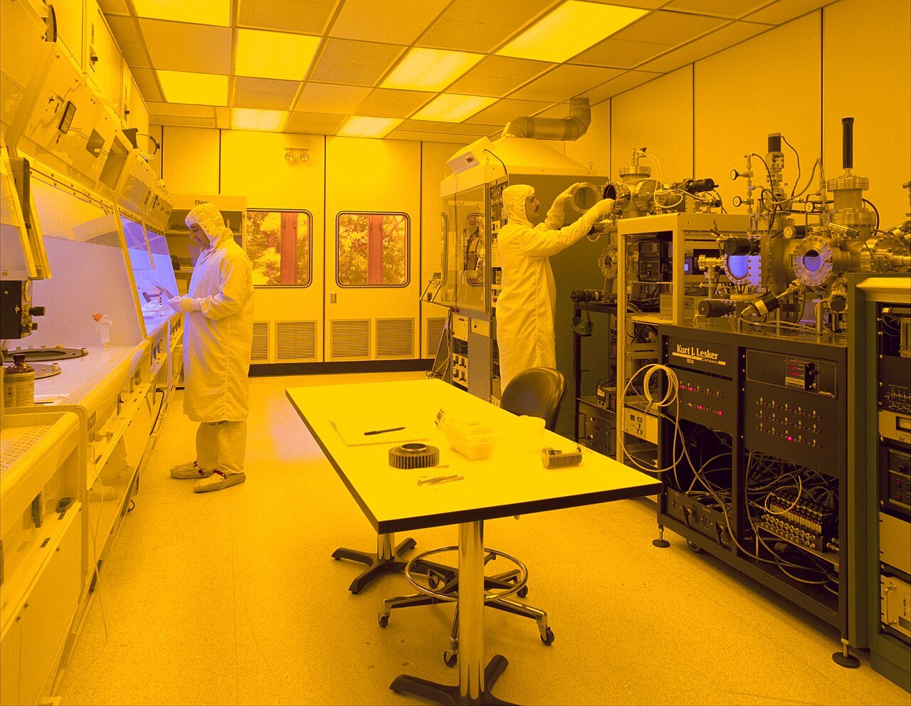 Pharmaceutical cleanroom with controlled environment