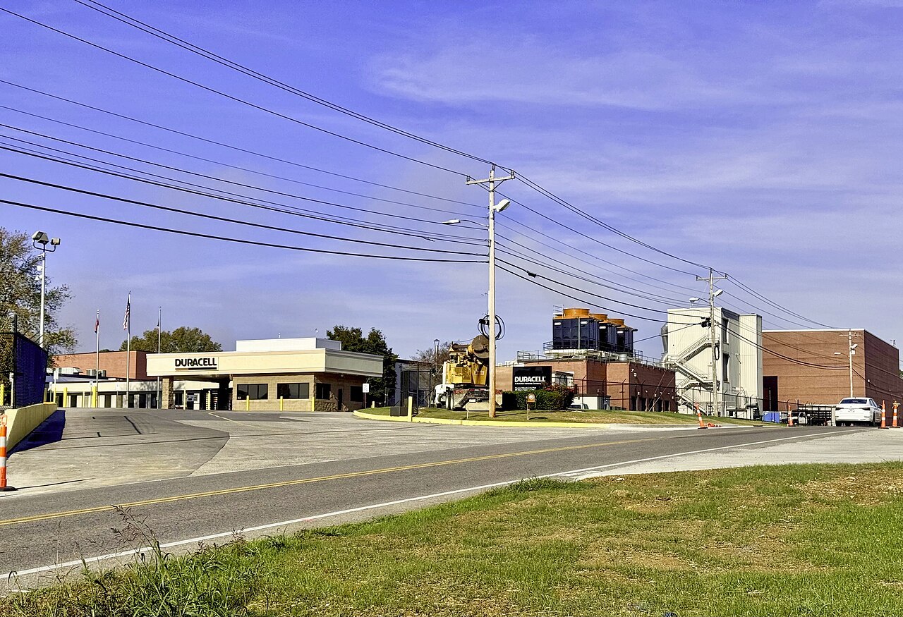 Battery manufacturing plant with controlled dry rooms