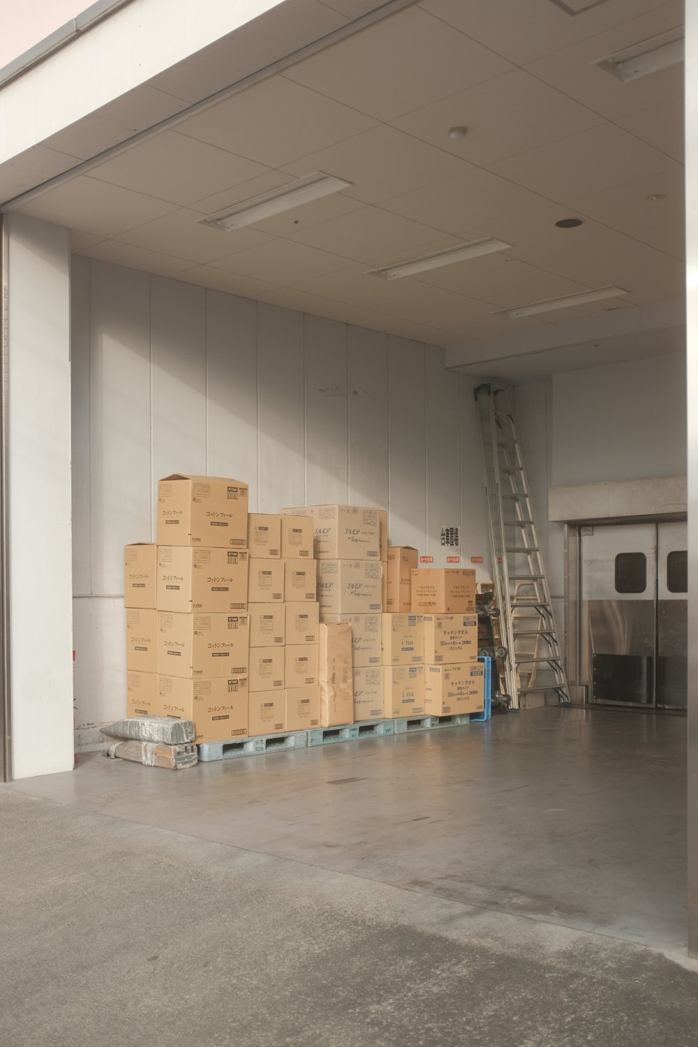 Refrigerated cold storage room for food
