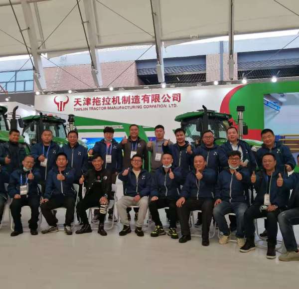 Сотрудники компании TieNiu на выставке сельскохозяйственных тракторов в Циндао, Китай