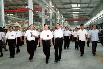 Employees of Tieniu company do anniversary activities