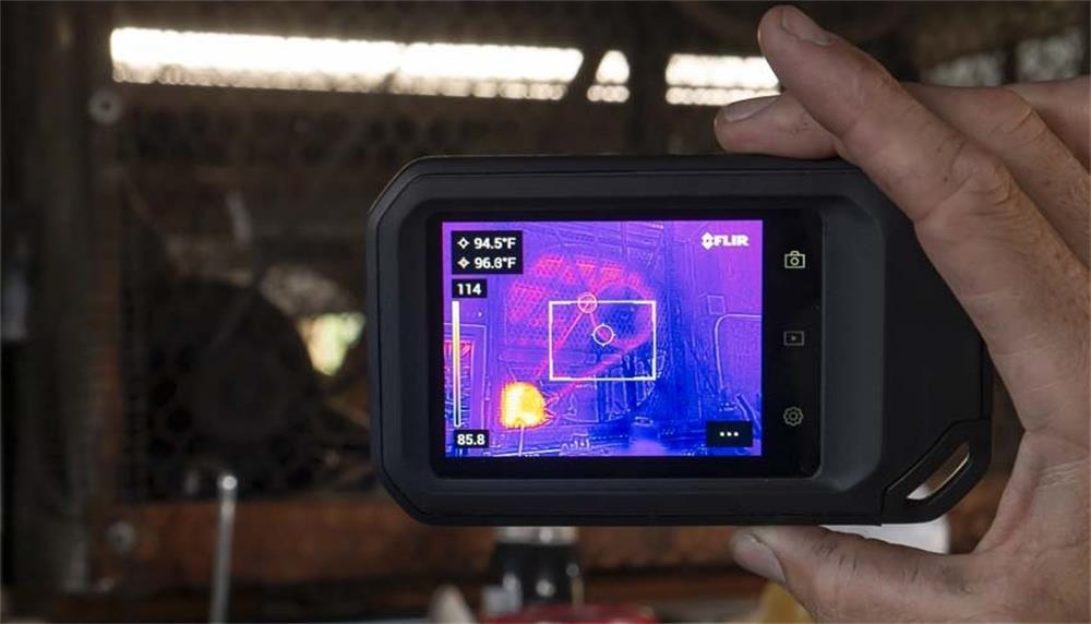 How does the infrared thermal imaging camera detect water leakage in the floor heating?
