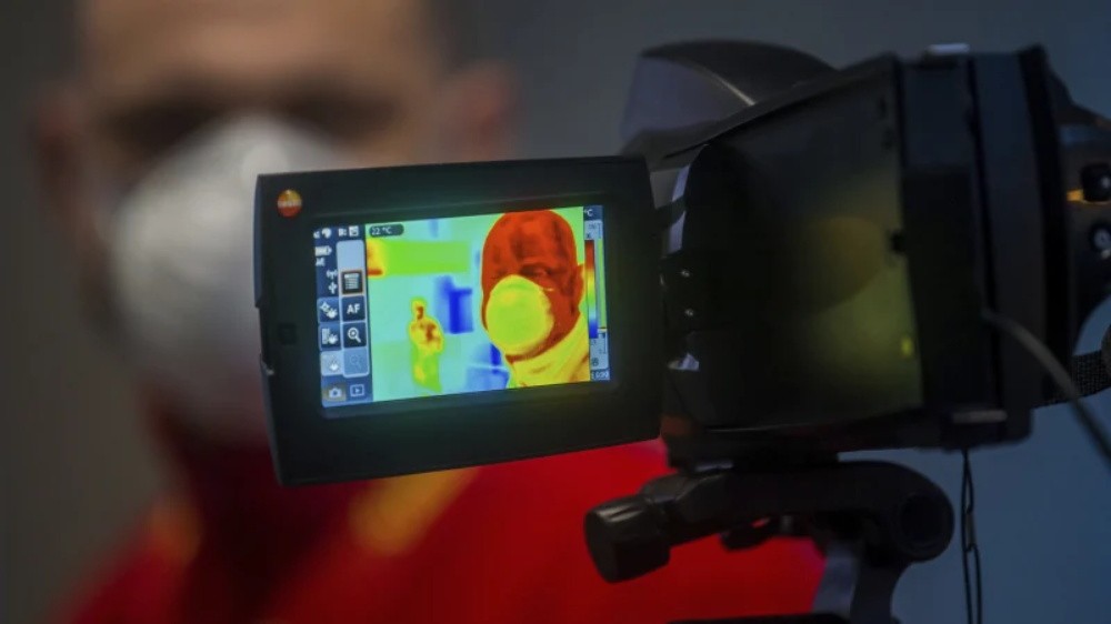 مزايا كاميرات التصوير الحراري بالأشعة تحت الحمراء مقارنة بمقاييس الحرارة بالأشعة تحت الحمراء