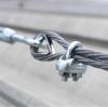 ¿Cuáles son las precauciones para el uso de cables metálicos?